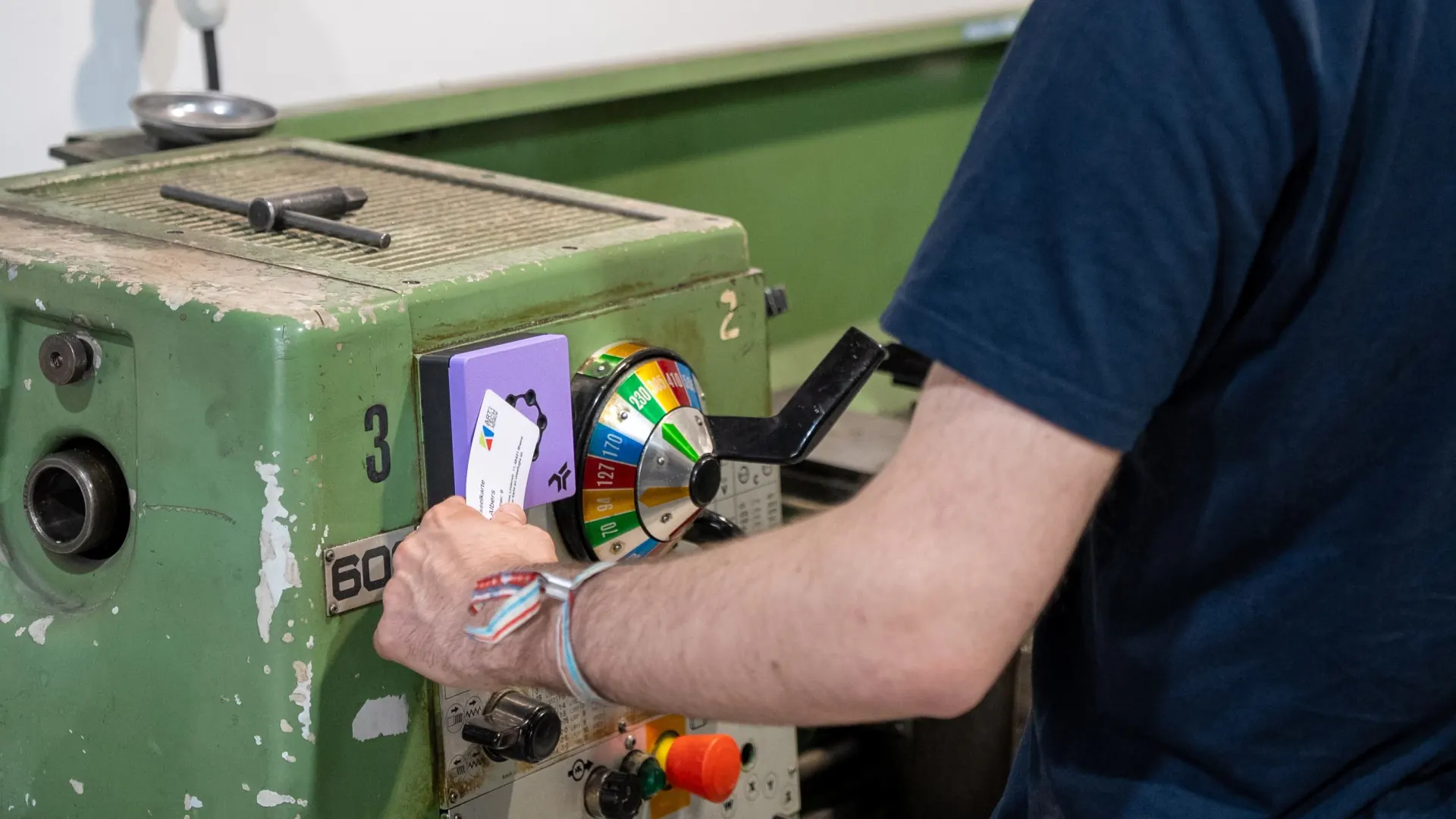 Mardu-Terminal an einer Werkstattmaschine bei der Identifikation mit einer Zugangskarte